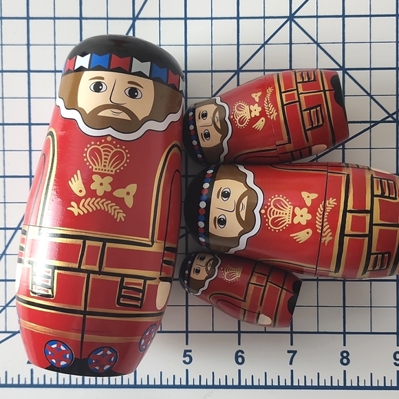 Beefeater wooden nesting dolls - Picture 3 of 5